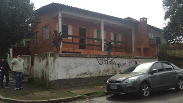 Parte da casa de Patrícia foi atingida pelo fogo.(Imagem:Fábio Almeida/RBS TV)
