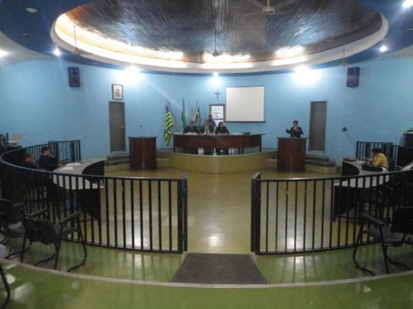 Câmara municipal se reunirá novamente para discutir sobre a nova emenda constitucional.(Imagem:FlorianoNews)