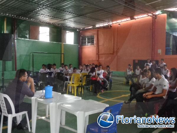 Redução da maioridade penal é tema de debate na Escola Pequeno Príncipe.(Imagem:FlorianoNews)
