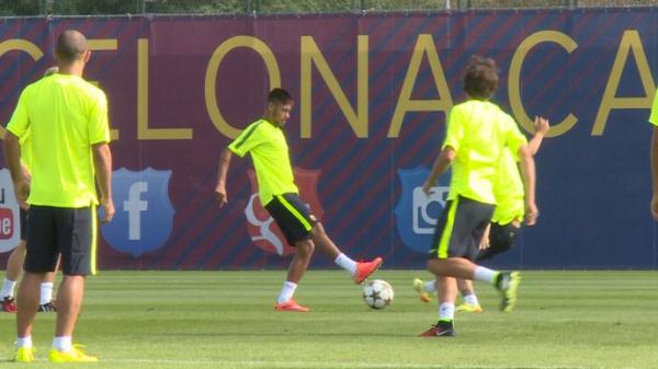 Neymar aplica caneta em Sandro Martínez durante treino.(Imagem:Reprodução)