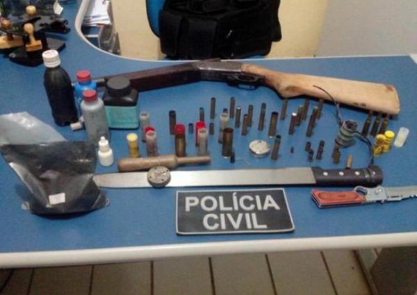 Homem é preso com fardas do exército e armamento exclusivo em Esperantina.(Imagem:Cidadeverde.com)