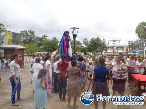 Mulheres participaram da Procissão da Senhora da Soledade em Floriano.(Imagem:FlorianoNews)