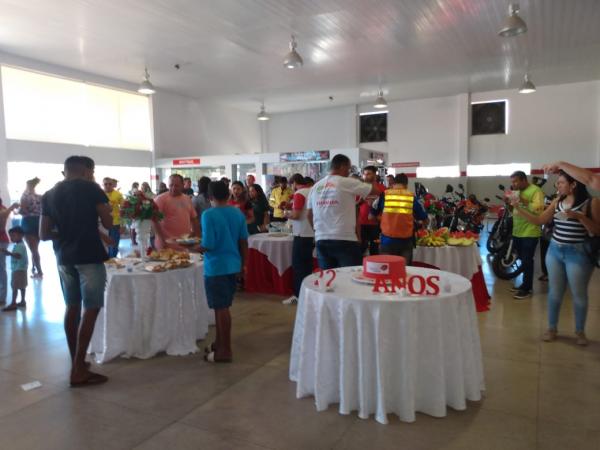 Café da manhã, benção solene e música ao vivo marcam os 22 anos da Cajueiro Motos em Floriano.(Imagem:FlorianoNews)