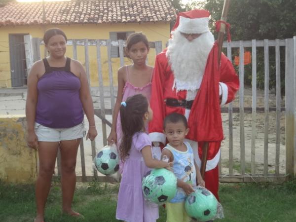 Papai Noel entrega brinquedos e cestas básicas em Floriano. (Imagem:FlorianoNews)