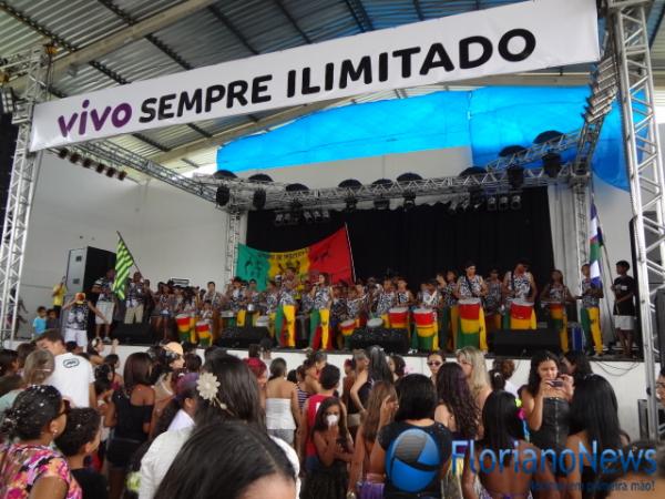 Matinê de carnaval reúne centenas de foliões no CEC. (Imagem:FlorianoNews)