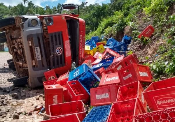 Caminhão de bebidas tomba na PI-112 em Nossa Sra. dos Remédios.(Imagem:Divulgação/Facebook)