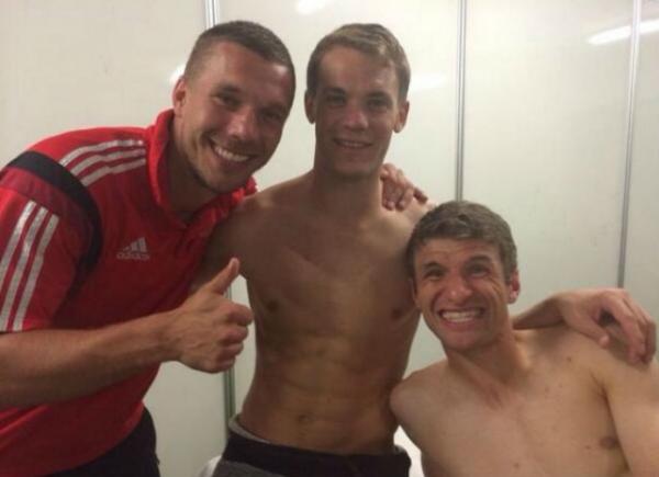Podolski com Muller e Neuer, no vestiário do Maracanã.(Imagem:Reprodução Instagram)