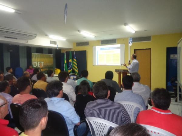 Empresários e estudantes participam de palestra sobre questões tributárias.(Imagem:FlorianoNews)