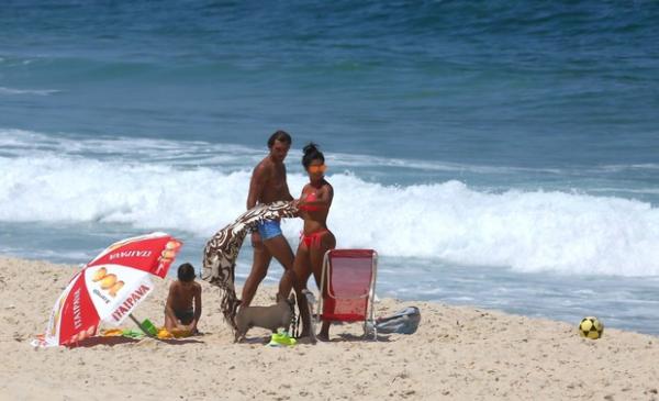 Em outra foto do flagra, ela aparece com Felipe, o filho Nathan e o cachorrinho.(Imagem:Agnews)