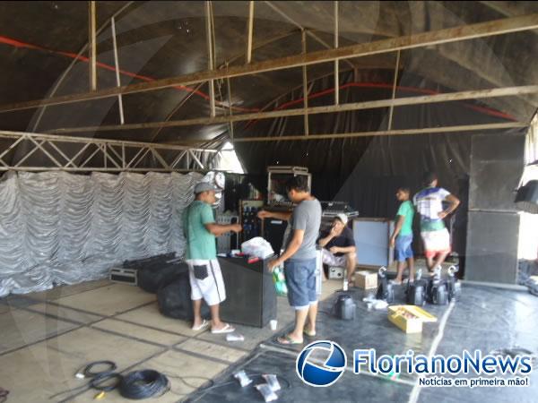 Palco para festa de aniversário do Programa Comando Geral já está sendo montado.(Imagem:FlorianoNews)