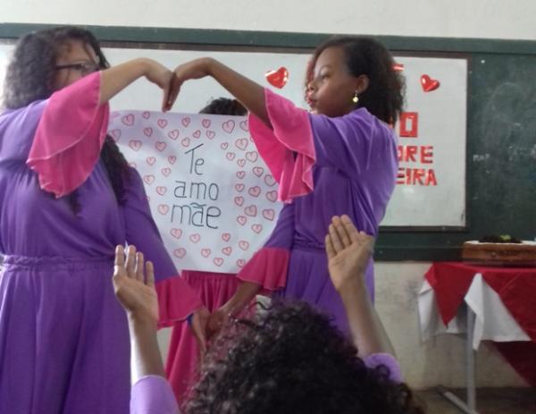 Escola Municipal Padre Pedro Oliveira homenageia mães em reunião.(Imagem:Deylange Oliveira)