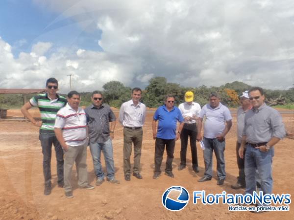 Avelino Neiva inspeciona andamento de obras de urbanização em Floriano.(Imagem:FlorianoNews)