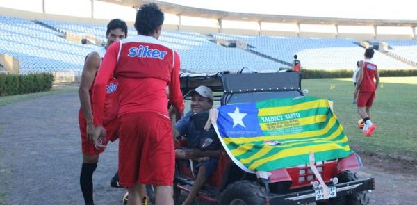 Valdecy Xisto deseja sorte ao elenco do Galo para o jogo contra o Moto Club.(Imagem:Daniel Cunha)