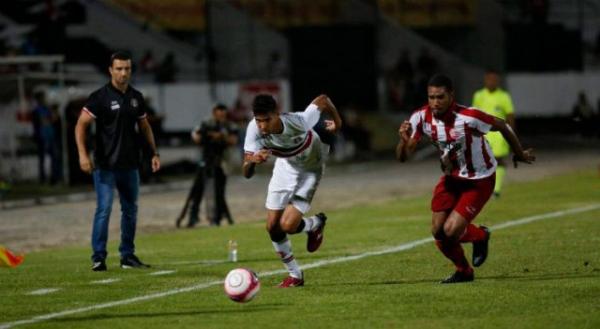 Árbitro anula gol de piauiense e Santa Cruz e Náutico ficam no empate.(Imagem:Diego Nigro / JC Imagem)