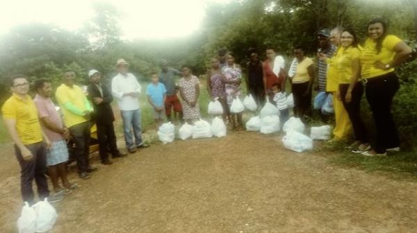 Ação social do Projeto Amarelinho distribui alimentos para famílias da zona rural de Floriano.(Imagem:FlorianoNews)