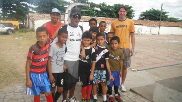 Secretário realizou entrega de Kits esportivos a escolinha de futebol.(Imagem:FlorianoNews)