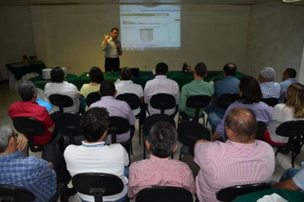Gilberto Júnior realiza reunião de emergência com secretários e vereadores.(Imagem:Waldemir Miranda)