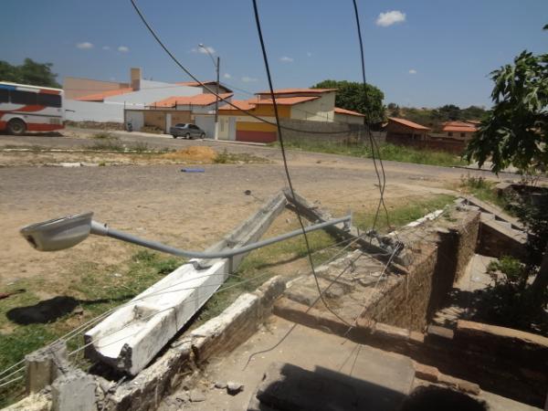 Caminhão provoca incidente no bairro Tiberão.(Imagem:FlorianoNews)