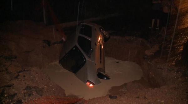 Carro fica destruído ao cair em cratera na zona Sul de Teresina.(Imagem:Divulgação)