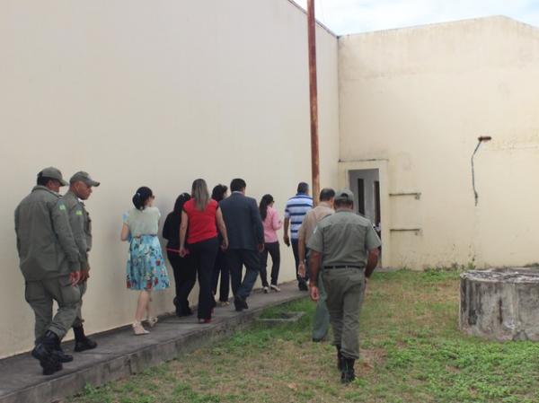 Juiz e agentes da Delegacia do Menor Infrator visitaram as dependência do CEM.(Imagem: Gilcilene Araújo/G1)