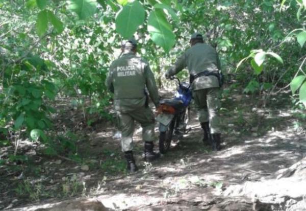 PM recupera motocicleta abandonada em matagal de Floriano.(Imagem:3° BPM)