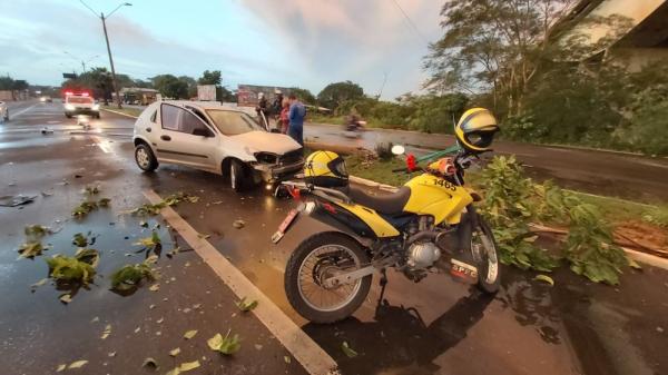 Carro roubado é recuperado após suspeitos de assalto colidirem veículo contra poste em Teresina(Imagem:Renan Nunes / TV Clube)