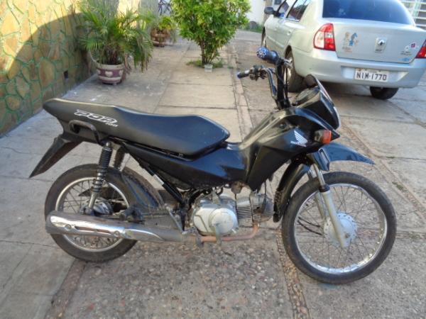 Motocicleta é abandonada durante abordagem policial em Floriano.(Imagem:FlorianoNews)