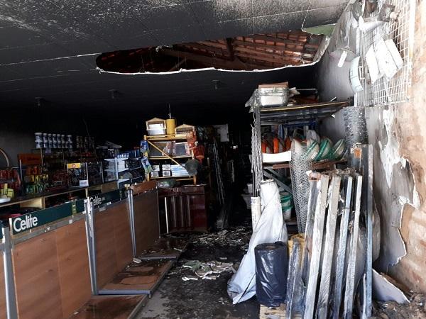 Bombeiros combatem incêndio em loja de material de construção em Floriano.(Imagem:Jc24horas)