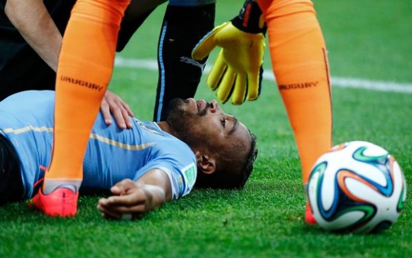 Alvaro Pereira, do Uruguai, chegou a ficar inconsciente, mas voltou a jogar contra Inglaterra.(Imagem:Reuters)