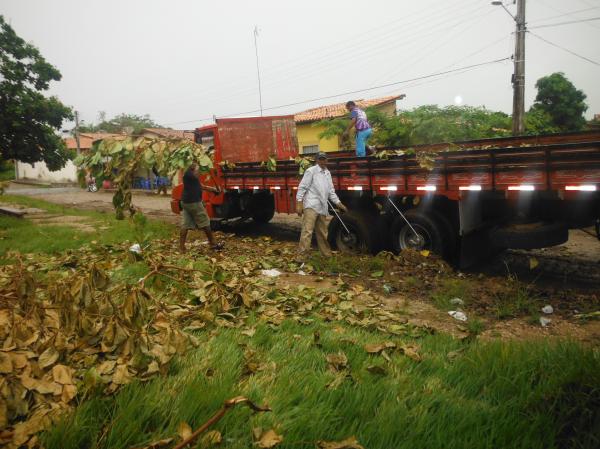 Prefeitura já começou mutirão de limpeza nos bairros de Floriano.(Imagem:FlorianoNews)