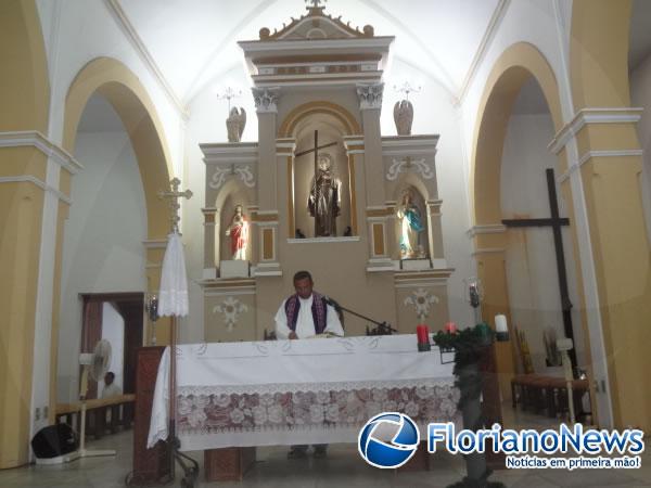 Parentes e amigos prestaram últimas homenagens a Juscelino Bezerra em missa de 7° dia.(Imagem:FlorianoNews)