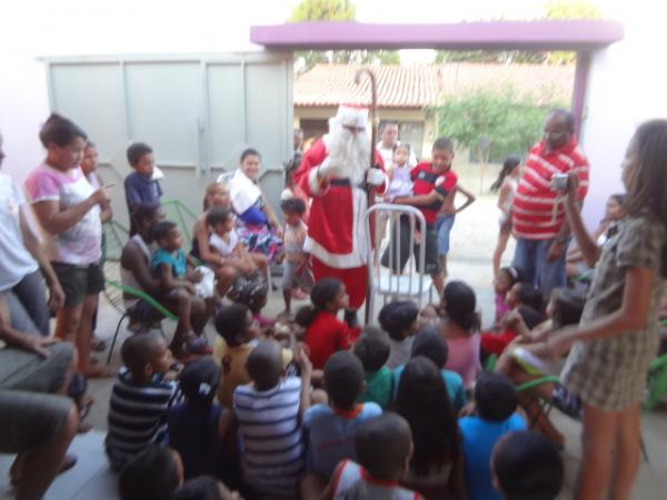 Papai Noel distribuiu brinquedos no bairro Bom Lugar.(Imagem:FlorianoNews)