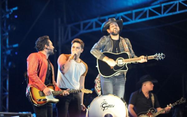 A dupla Fernando & Sorocaba canta ao lado de Luan Santana.(Imagem:Júlio César Costa/G1)