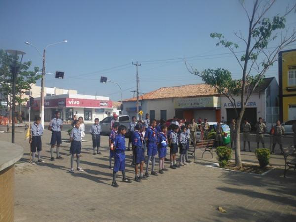 Hasteamento de bandeiras assinala abertura da Semana da Pátria em Floriano.(Imagem:FlorianoNews)