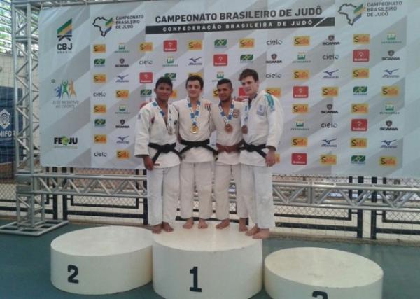 À esquerda, Fabrício foi o único judoca piauiense a subir no pódio em Fortaleza, Ceará.(Imagem:Arquivo pessoal/facebook)