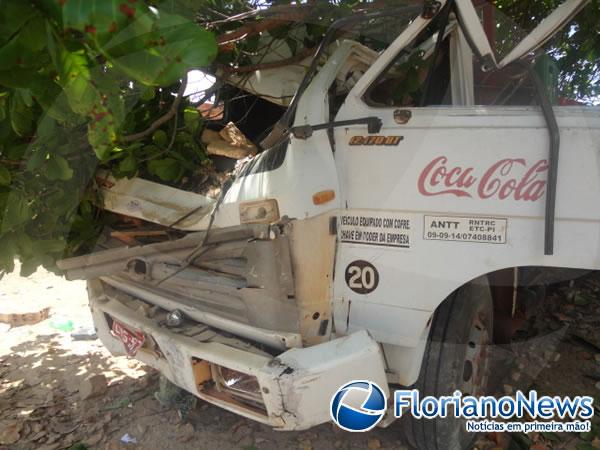 Cabine de caminhão destrava e provoca acidente na Av. Dirceu Arcoverde.(Imagem:FlorianoNews)