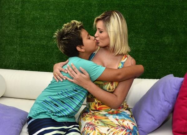 Andressa Urach recebe o carinho do filho, Arthur.(Imagem:Roberto Teixeira / Ego)