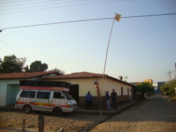 hasteamento do mastro de Santa Teresinha - bairro Bosque Santa Teresinha(Imagem:redação)