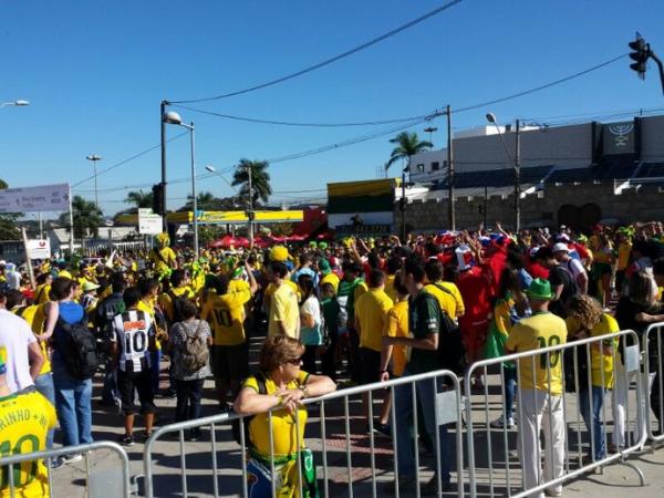 Filas começam a se formar no Mineirão pouco antes de os portões serem abertos.(Imagem:Léo Simonini)