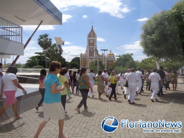 Fiéis participaram da Procissão do Senhor Ressuscitado em Floriano.(Imagem:FlorianoNews)