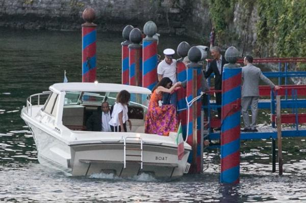 Barack Obama observa Amal Clooney deixar barco.(Imagem:The Grosby Group)
