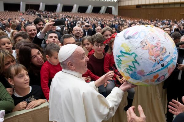 Papa Francisco cumprimenta crianças antes de discurso no Vaticano neste sábado (21)(Imagem:Vatican Media/Handout via REUTERS)