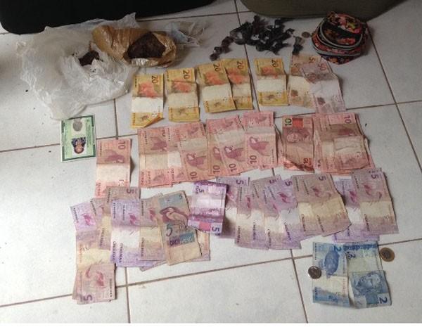Polícia encontrou cerca de R$ 500 com as suspeitas.(Imagem:Divulgação/Polícia Civil)