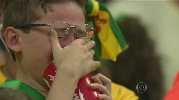 Menino foi filmado no Mineirão logo após o quarto gol da Alemanha.(Imagem:Divulgação)