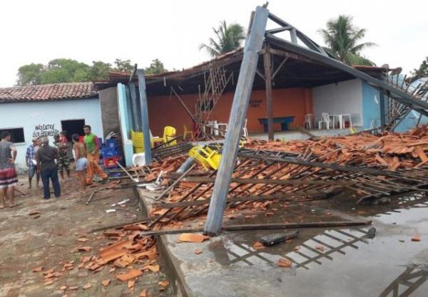 Parte de teto de clube desaba na manhã desta quinta em Barão de Grajaú.(Imagem:Ivan Nunes)