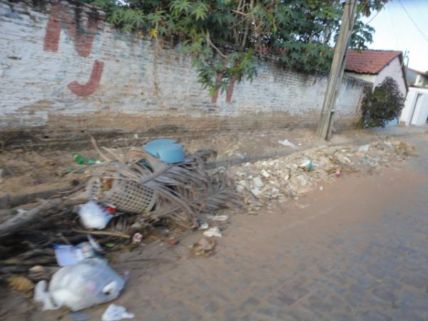 Lixo e sujeira nas ruas de Floriano. (Imagem:FlorianoNews)