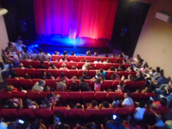 Público lota Teatro Maria Bonita para assistir ao Espetáculo Leleco.(Imagem:FlorianoNews)