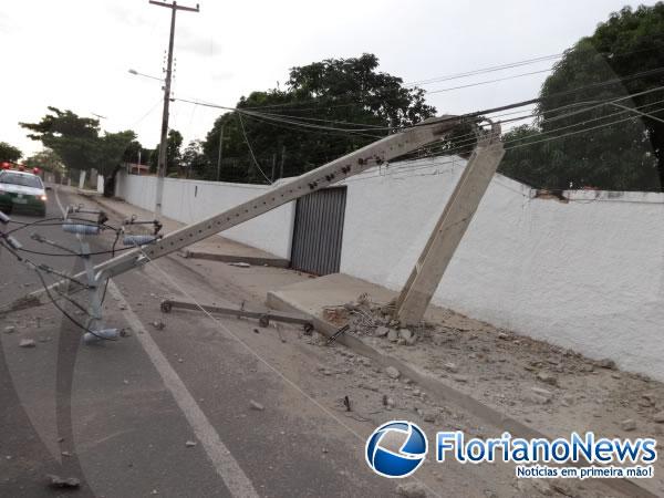 Motorista que disputava racha bate carro e derruba poste em Floriano.(Imagem:FlorianoNews)