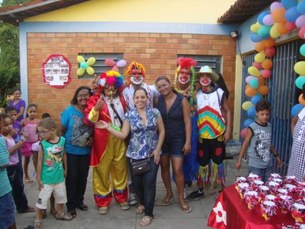 Com a equipe que organizou a festa das crianças na casa da amizade(Imagem:redação)
