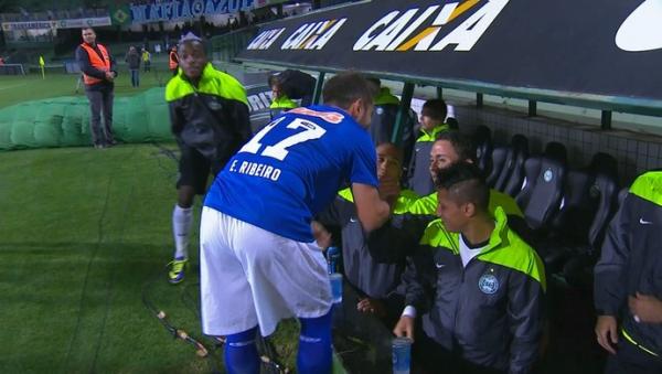 Éverton Ribeiro fez questão de cumprimentar antigos companheiros antes da partida.(Imagem:Reprodução / Sportv)
